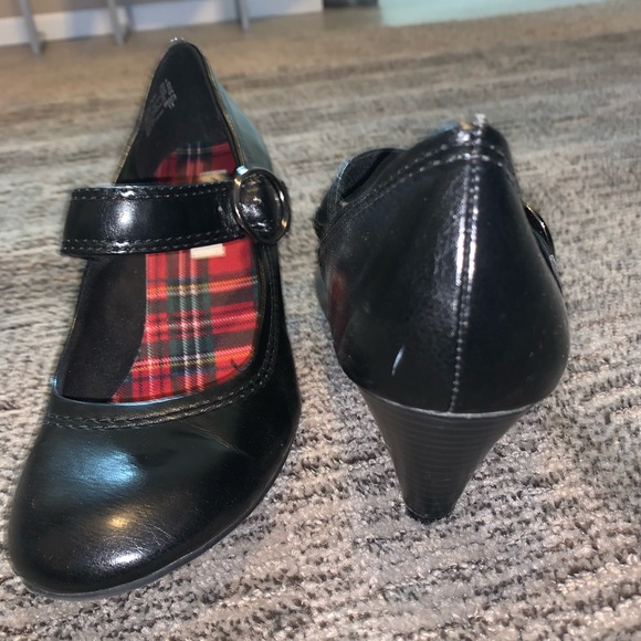 Classy Black Heels - Picture 3 of 4